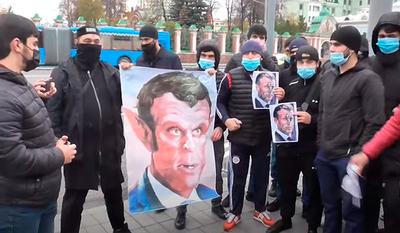 В Москве задержаны таджики при расклеивании листовок против Макрона –  Хабарҳо