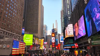Times Square Goes From Deserted to Bustling - WSJ