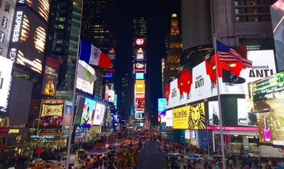 НЬЮ-ЙОРК - 8 Июня, 2013: Туристы На Таймс-сквер Ночью. Более 50 Миллионов  Человек Посещают Нью-Йорк Каждый Год. Фотография, картинки, изображения и  сток-фотография без роялти. Image 40124556
