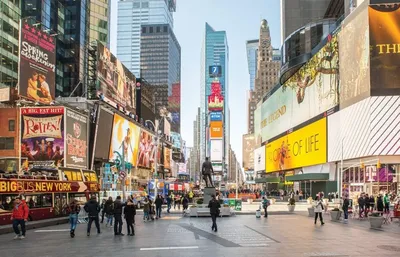 Ночной вид на Таймс-сквер-центр и главную площадь Нью-Йорка USA  Редакционное Изображение - изображение насчитывающей экран, жизнь: 162642055