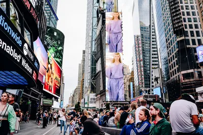 Нью-Йорк - 22 Декабря 2013: Таймс-Сквер 22 Декабря В США, Нью-Йорк. Таймс- сквер Является Самым Популярным Туристическим Местом В Нью-Йорке  Фотография, картинки, изображения и сток-фотография без роялти. Image  37222688