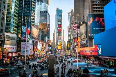 В Нью-Йорке сотни тысяч людей встретили 2024 год на Таймс-сквер - Газета.Ru  | Новости