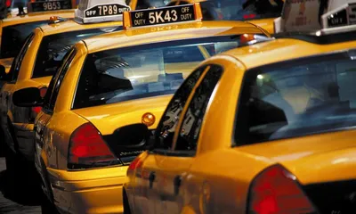 Такси Нью-Йорка редакционное стоковое фото. изображение насчитывающей  урбанско - 32465253