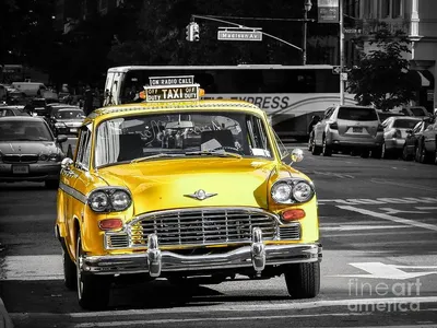 Желтый Такси В Манхэттене В Дождливый День. Таксомоторов Нью-Йорка Широко  Признаны Иконки Города. Фотография, картинки, изображения и сток-фотография  без роялти. Image 61042240