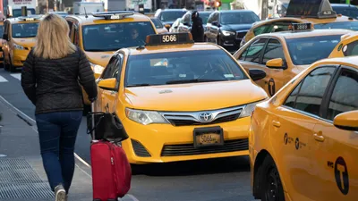 Несколько Желтые Такси Вождения На Улицах Нью-Йорка Фотография, картинки,  изображения и сток-фотография без роялти. Image 67458733