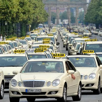 Командир. - #Таксивмире. Германия. Такси в Германии и, в частности, в  Берлине можно узнать по кремовой окраске кузова и опознавательному фонарю  \"taxi\" на крыше. Автопарк, по обыкновению, состоит из Mercedes E-class.  Такси-службы