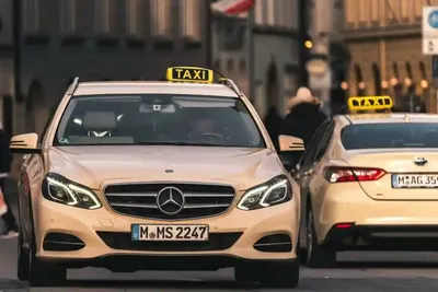 Такси В Германии — стоковые фотографии и другие картинки Автомобиль -  Автомобиль, Бежевый, Большой город - iStock