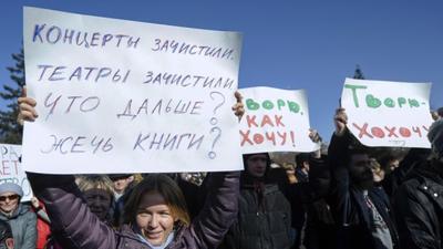 Участники митинга в Новосибирске потребовали вернуть «Тангейзер» на сцену  // Новости НТВ