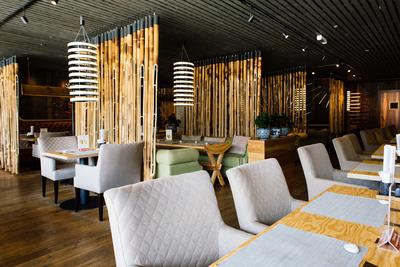 MOSCOW - AUGUST 2014: Interior of the Japanese sushi restaurant chain \" TANUKI\". A row of wooden tables and benches Stock Photo - Alamy