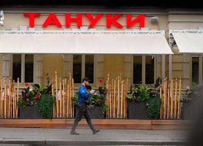 MOSCOW - AUGUST 2014: Interior of the Japanese sushi restaurant chain \" TANUKI\". A row of wooden tables and benches Stock Photo - Alamy