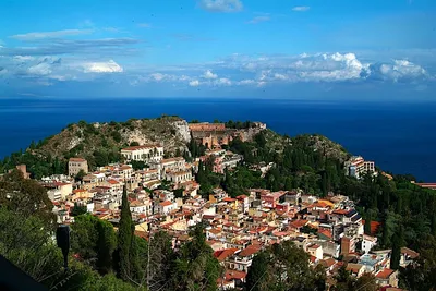 Таормина, Сицилия, Италия: Панорамный вид на Этну, видимый над городом  Стоковое Изображение - изображение насчитывающей красивейшее, холм:  160856433