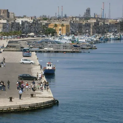 Таранто, Apulia - Италия Замок Aragonese Стоковое Фото - изображение  насчитывающей защитите, номер: 63460712