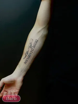 Tattoo Club By - Работа от Димы - надпись на латыни: «Sola mater amanda est  et pater honestandus est», что переводится как: «Любви достойна только  мать, уважения отец». ⠀ Анонс: в обед