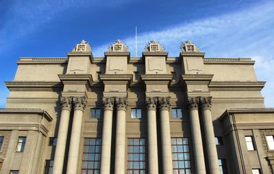 На фасаде Самарского театра оперы и балета разметили латинские Z и V |  ОБЩЕСТВО | АиФ Самара