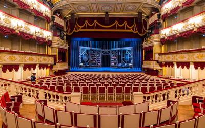 Театръ • Хроника карантина: театры Москвы начали заполнять залы на 70%