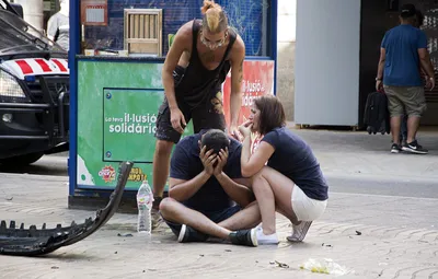 Теракт в Барселоне: 13 человек погибли, более 100 ранены в результате  наезда фургона на толпу — РТ на русском