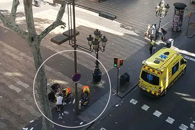 Теракт в Барселоне: микроавтобус въехал в толпу - KP.RU