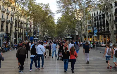 Теракт в пик сезона. Кто протаранил туристов в Барселоне?