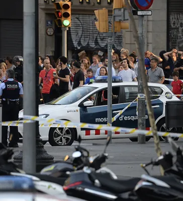 Теракт в Барселоне: фургон врезался в толпу (фото, видео) | Euronews