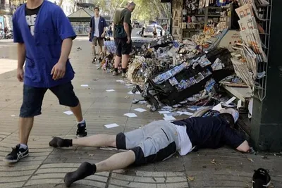 Теракт в Барселоне. Хроника Фургон врезался в пешеходов. Погибли как  минимум 13 человек — Meduza