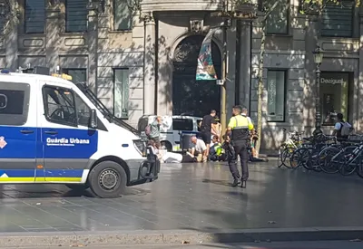 Теракт в Барселоне: фургон полкилометра давил пешеходов :: Новости :: ТВ  Центр