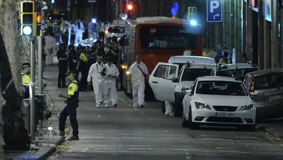 NEWSru.com :: Испанские власти связывают теракт в Барселоне со взрывами в  Альканаре и попыткой наезда на людей в Камбрильсе
