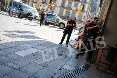 Теракт в Барселоне: автомобиль въехал в толпу людей: 17 августа 2017, 22:09  - новости на Tengrinews.kz