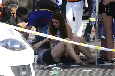 Тела погибших и кровь на улице: в Сети появилось фото ужасного теракта в  Барселоне — Мир