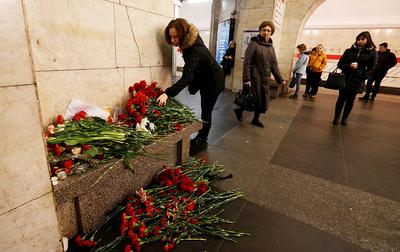 В Петербурге открыли мемориальную доску в память жертв теракта 3 апреля  2017 года.. Metro