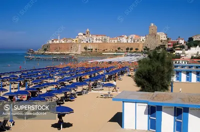 Termoli, Italy: the beach in summertime Stock Photo - Alamy