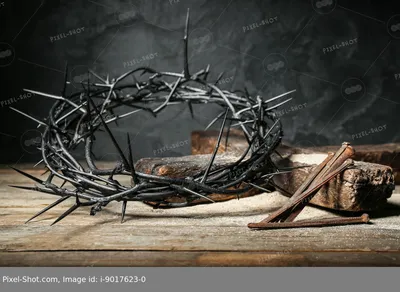 Терновый венец на деревянном столе в присутствии иисуса христа | Премиум  Фото