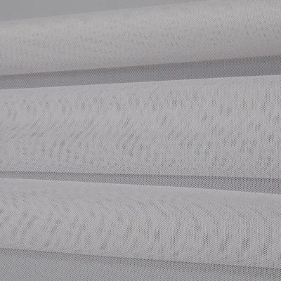 Тюль Амели на французской сетке белого цвета с вышивкой и аппликацией  небольшими цветочками с кружевным низом.