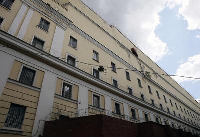 NEWSru.com :: В Москве задержана женщина, пытавшаяся перебросить через  забор СИЗО сумку с 97 телефонами и пилами по металлу