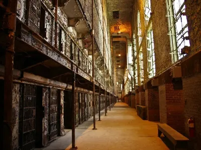 Сан-Франциско, CA США - клетки основного населения тюрьмы Alcatraz  Редакционное Изображение - изображение насчитывающей перемещение,  уединение: 112993590
