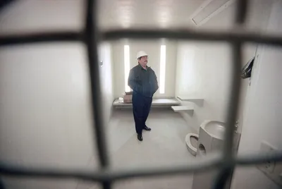 Вот так выглядят тюремные камеры в Англии и в США | Пикабу