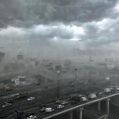 Ураган в Москве: Жуткие фотографии и видео из Сети