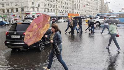 Ураган в Москве снес часть стены Кремля (видео) — Today.kg