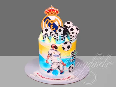Торт с покрытием велюр и логотипом ФК реал мадрид