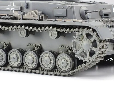 Сборная модель Немецкий танк Panzerkampfwagen IV Ausf.F с тремя фигурами.  Наборные траки лучшая цена!