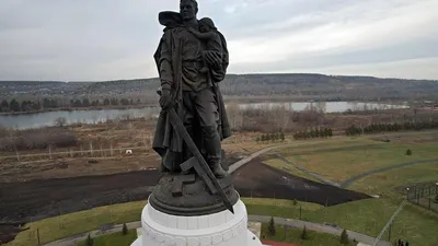 Тысячи людей пришли в Трептов-парк в Берлине почтить память советских  воинов - Рамблер/новости