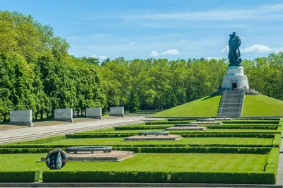 Воинский мемориал в Трептов-парке в Берлине