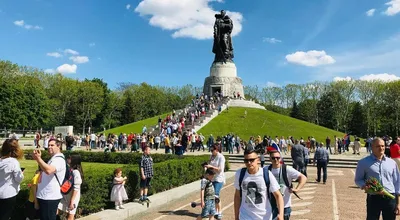 Путин говорит on X: \"Памятник советскому солдату с девочкой на руках.  Трептов-парк. Берлин. Честь и хвала тем, кто чтит и помнит по всему миру.  #МирноеНебо https://t.co/z3J8nSr6WA\" / X