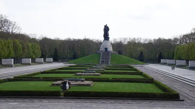 Символ Великой Победы в Трептов-парке : АлтГТУ