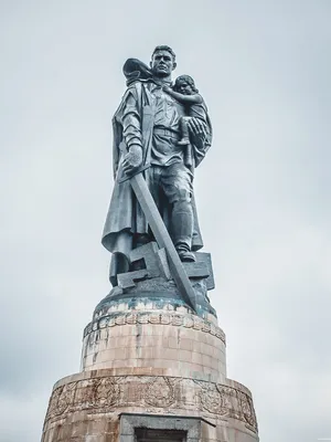 Осквернён «Воин-освободитель» в Берлине | Пикабу