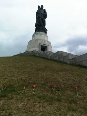 9 мая в Трептов-парк пришли около 10 тысяч человек – DW – 09.05.2015