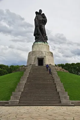 Russisches Haus in Berlin - RU | DE ⠀ Трептов-парк. Памятник советскому  воину-освободителю ⠀ Один из самых значимых военных мемориалов,  расположенных в Берлине – памятник советскому воину освободителю в Трептов- парке. ⠀ Здесь