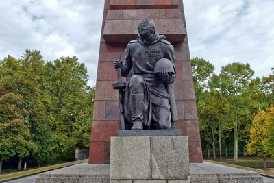 В Берлине в Трептов-парке осквернили мемориал советским воинам-освободителям