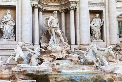 Туристка в Италии залезла в фонтан Треви – почему она это сделала -  Развлечения