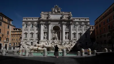 В Риме экоактивисты вылили черную краску в фонтан Треви — Новая газета  Европа