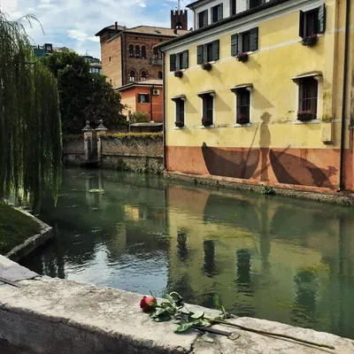 Красива сграда и фонтан в историческия център - Тревизо, Италия -  rossiwrites.com - Rossi Writes